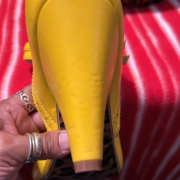 Bettie Page Double Strap Women’s Nellie Pumps - Picture 5 of 5